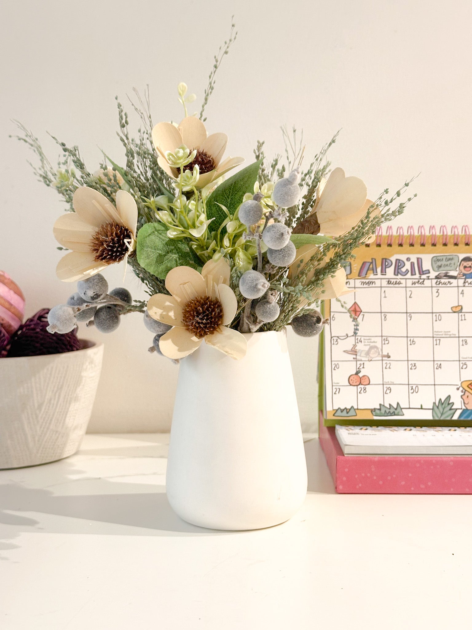 Pearly white vase and Floral bunch combo