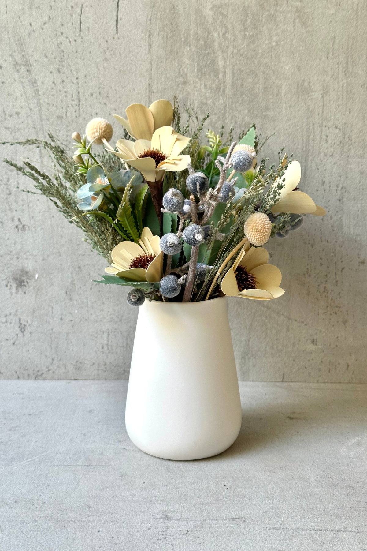 Pearly white vase and Floral bunch combo